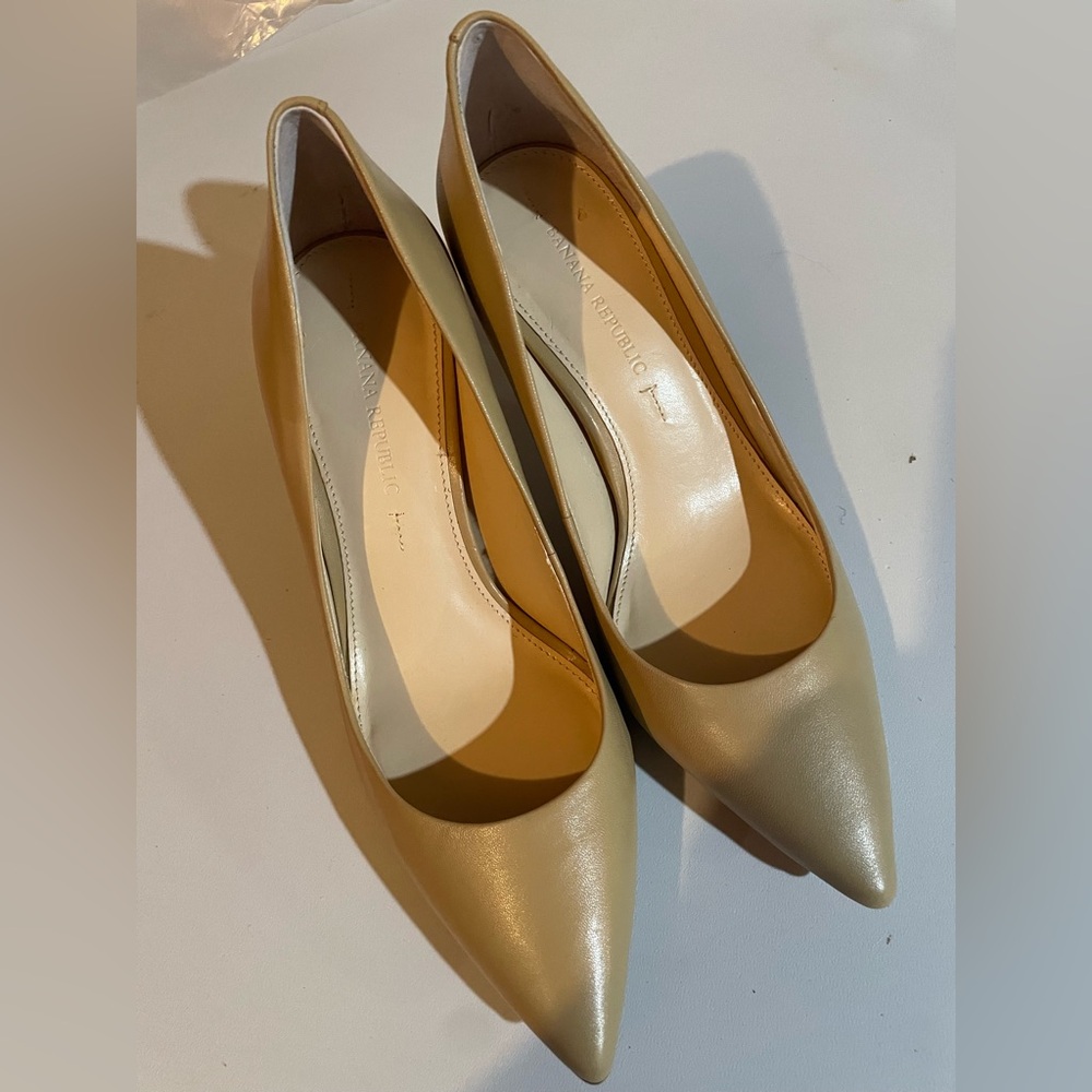 Banana Republic Women's Tan Pumps 9M NWOB